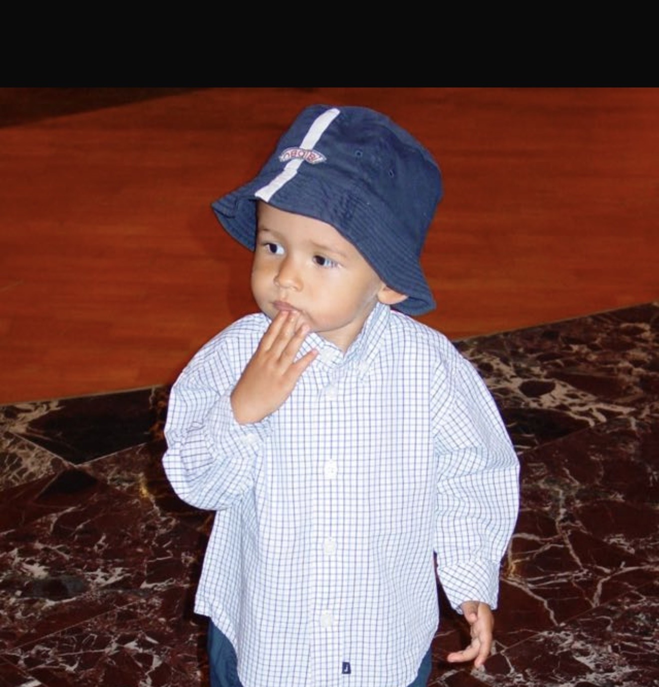 Echtes Foto eines Jungen mit Bucket-Hat